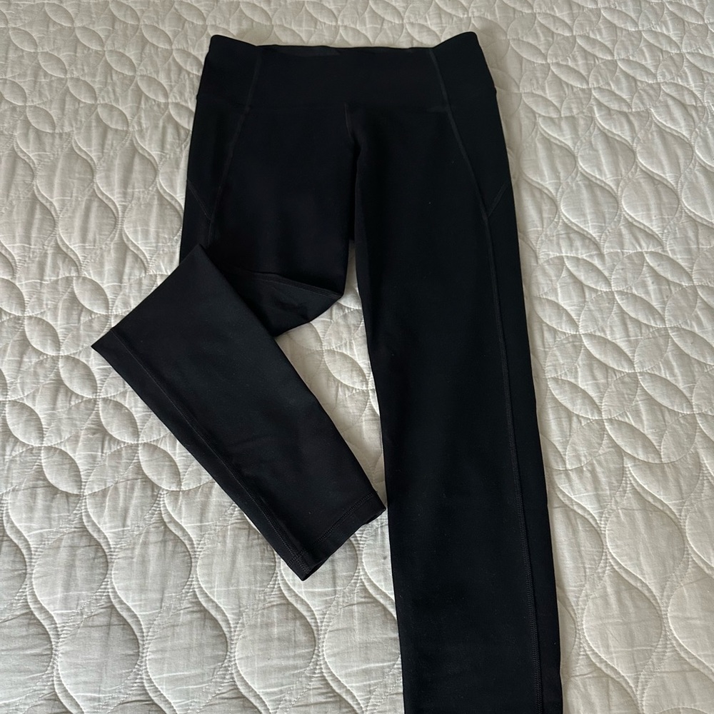 Under Armour black leggings (size M)